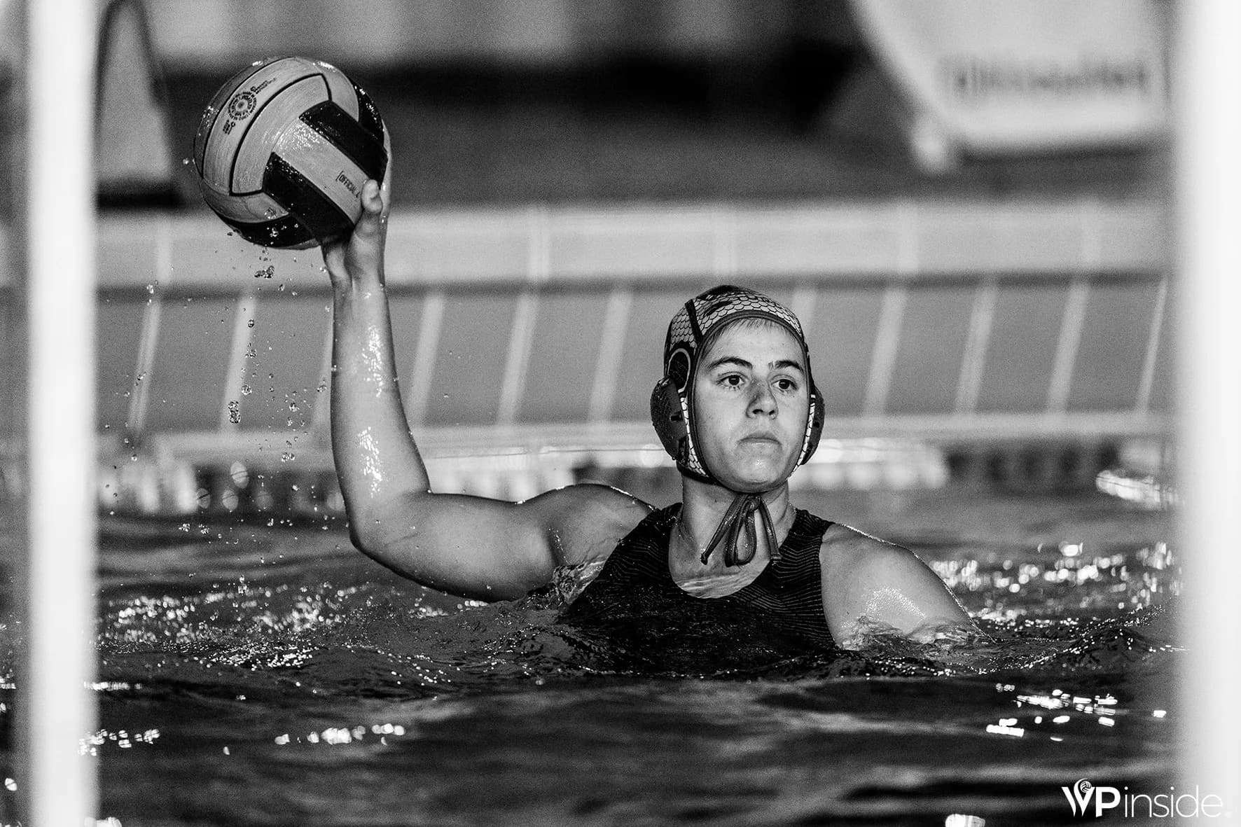 Joueuse de Toulon Métropole Water-Polo 83 ballon armé, prête à tirer, en noir et blanc