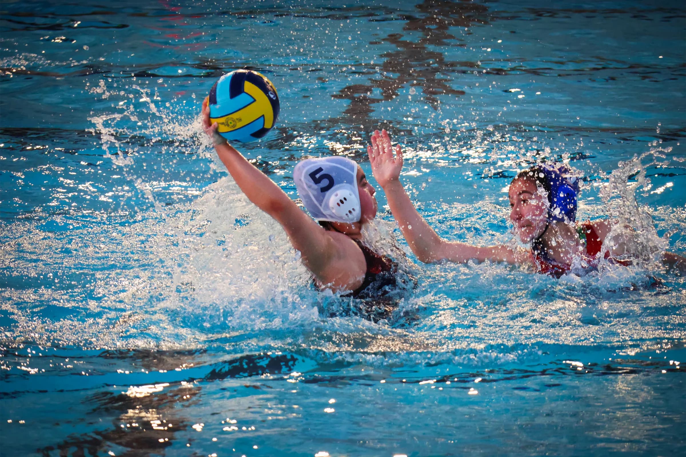 Joueuse de Toulon Métropole Water-Polo 83 au tir lors d'un match de water-polo